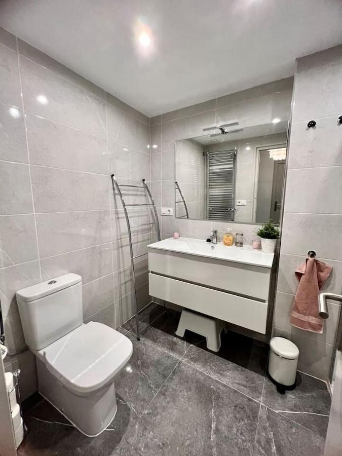 Amplio Apartamento Tranquilo Cerca De La Playa Ρόζες Εξωτερικό φωτογραφία